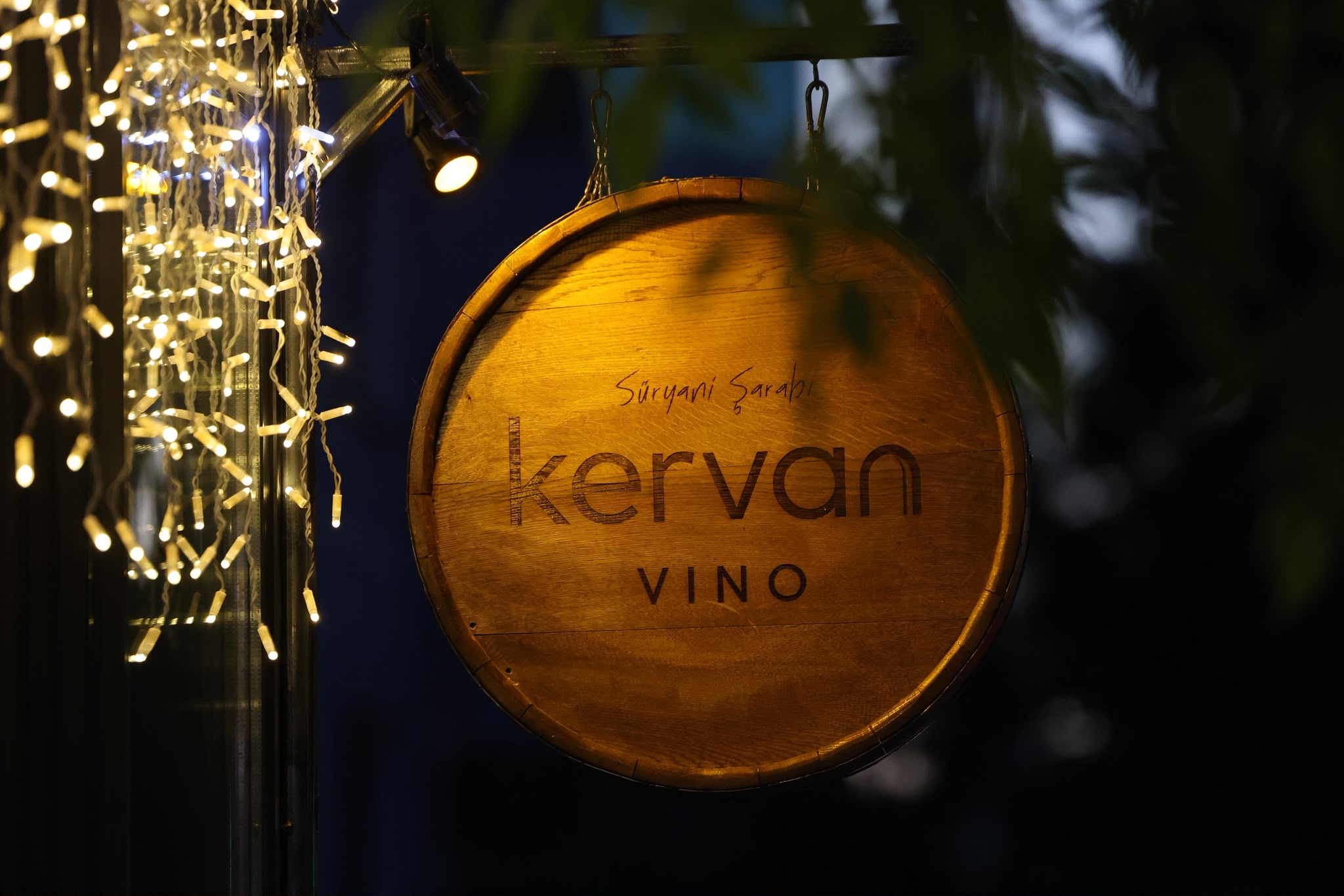 Kervan Vino ahşap tabelası, geçe aydınlatmasıyla