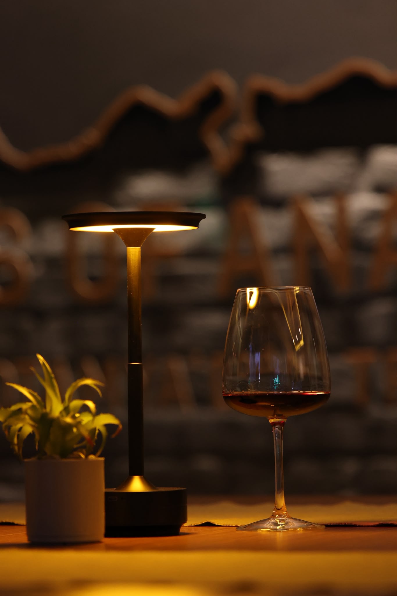 Kervan Vino'da masa lambası ve bir kadeh kırmızı şarap